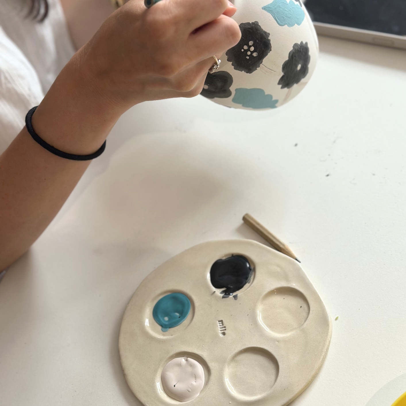 peinture sur céramique à l atelier milo à lyon